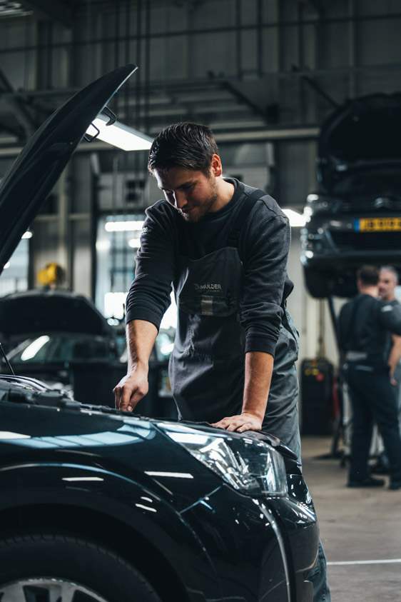 mulder Van Mill monteur bij open motorkap