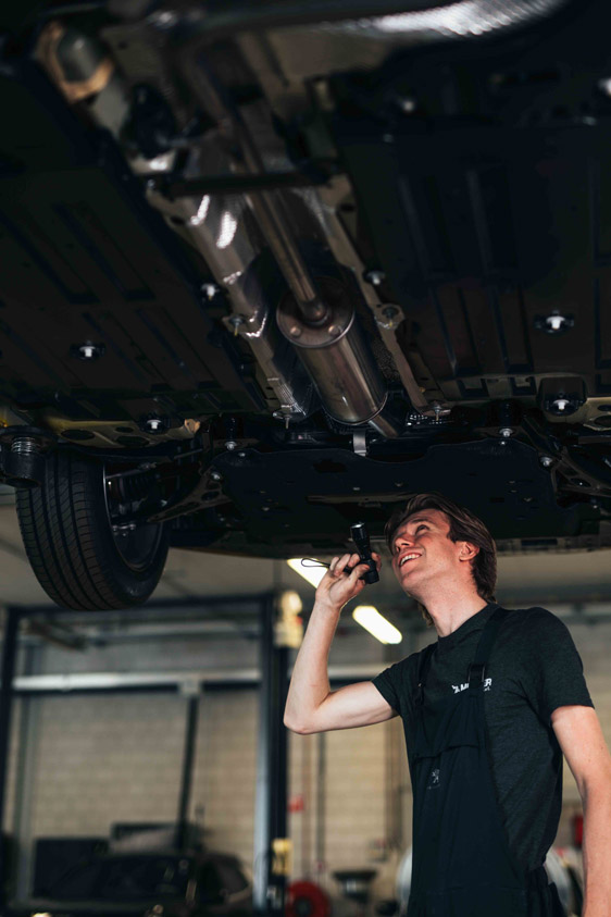 Mulder Van Mill monteur met zaklamp onder auto